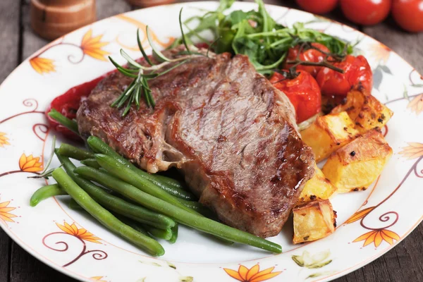 Beef steak with potato and vegetables — Stock Photo, Image