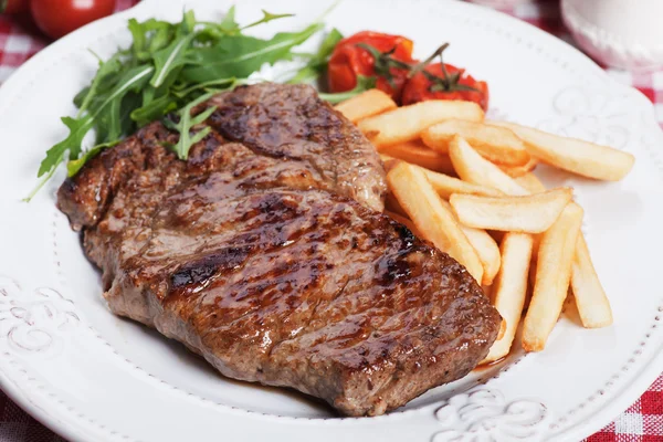 Filete de ternera con papas fritas — Foto de Stock