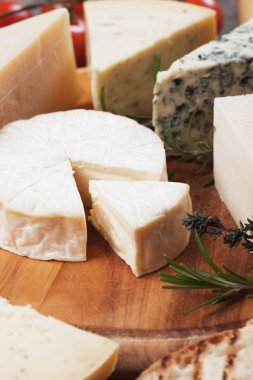 ahşap tabakta peynir