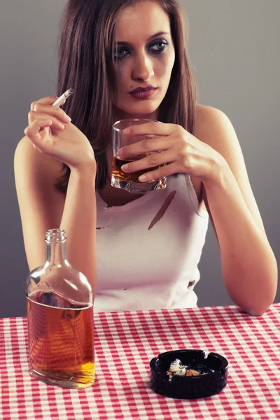 Mulher triste beber álcool — Fotografia de Stock