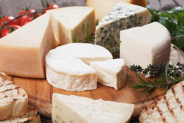 Sýr na dřevěný talíř — Stock fotografie