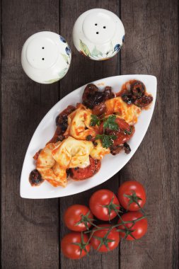 Zeytin ve domates soslu tortellini makarna