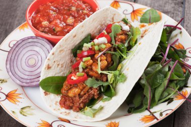 Tortilla film biber, fasulye ve kıyma ile