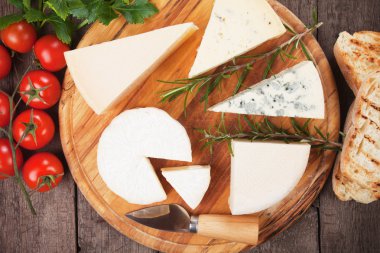 ahşap tabakta peynir