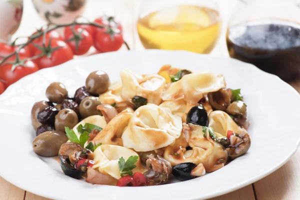 Tortellini en olijven salade — Stockfoto