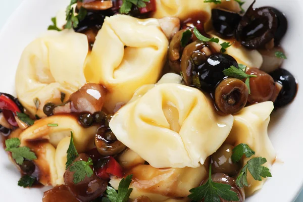 Тортелліні та оливковий салат — стокове фото