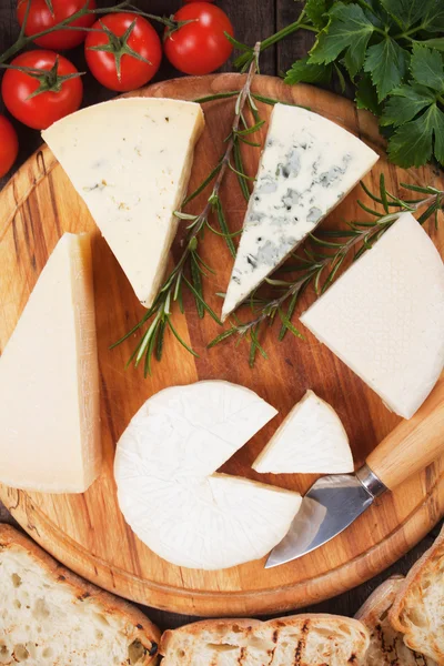 Formaggio su piatto di legno — Foto Stock