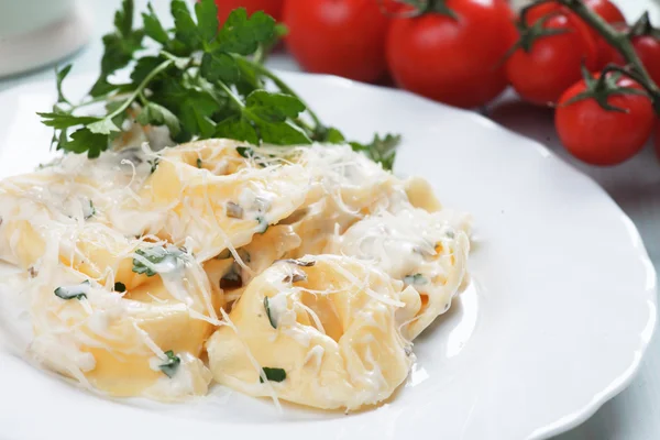 Tortellini pasta en salsa de queso — Foto de Stock