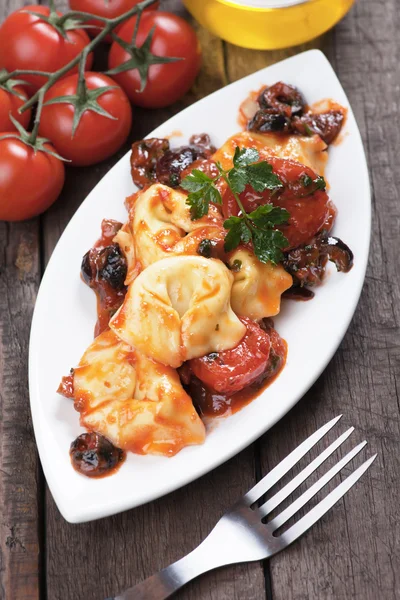 Pastas Tortellini en salsa de oliva y tomate —  Fotos de Stock