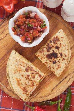 Quesadillas taze salsa ile