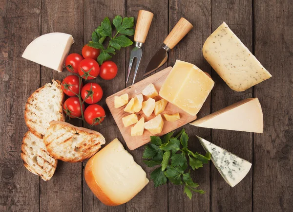 Formaggio sul tavolo di legno — Foto Stock