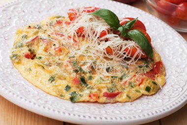 Omlet peynir ve kiraz domates ile