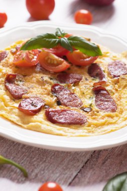 Sucuklu sosisli omlet