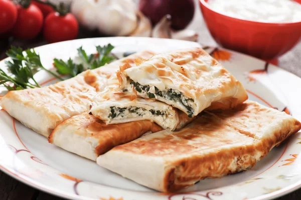 Borek avec garniture aux blettes et fromage — Photo