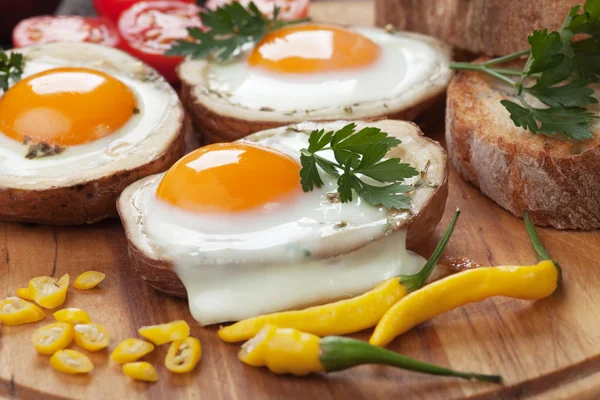 Huevos fritos en cáscaras de patata — Foto de Stock