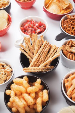 Susam ve diğer lezzetli snack grisini tuzlu sopalarla
