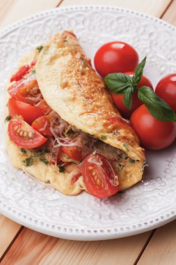 Omlet peynir ve kiraz domates ile