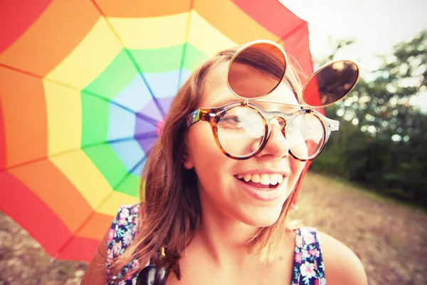 Vintage meisje met regenboog paraplu — Stockfoto