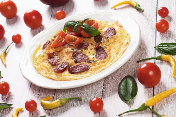 Omlet z kiełbasą pepperoni i pomidor — Zdjęcie stockowe