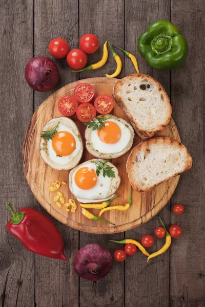 Huevos fritos en cáscaras de patata — Foto de Stock