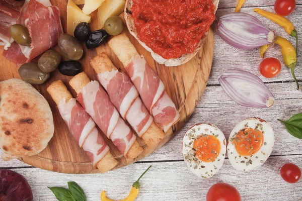 Prosciutto di Parma and other italian food — Stock Photo, Image