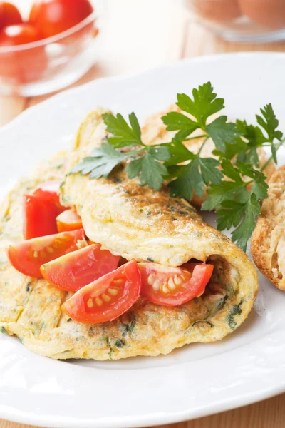 Omelett mit Kirschtomaten — Stockfoto