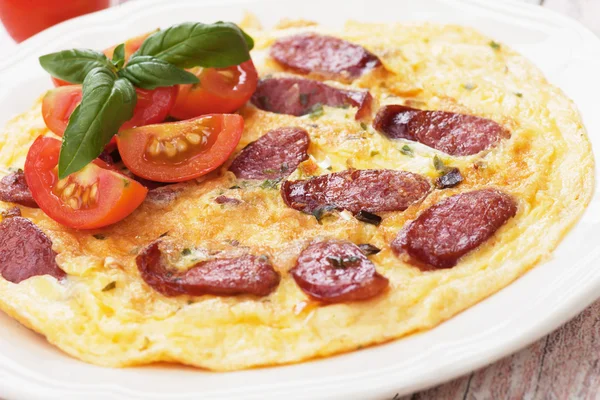 Omlet z kiełbasą pepperoni i pomidor — Zdjęcie stockowe