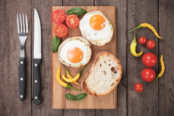 Huevos fritos en cáscaras de patata — Foto de Stock