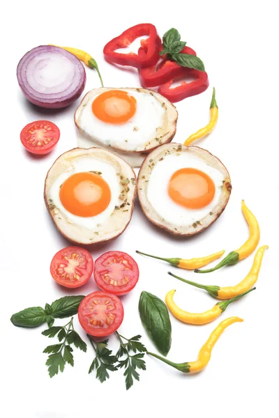 Смажені яйця в картопляних мушлях — стокове фото