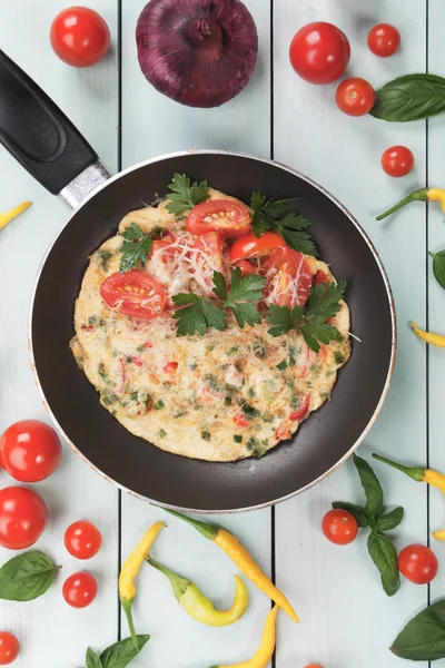 Omeleta se sýrem a cherry rajčátky — Stock fotografie