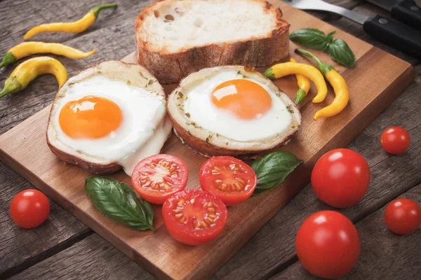 Huevos fritos en cáscaras de patata — Foto de Stock