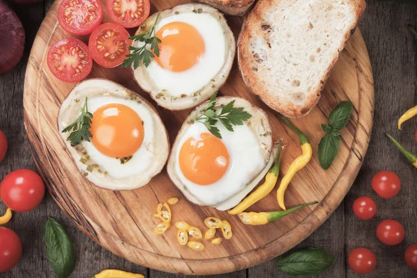 Huevos fritos en cáscaras de patata — Foto de Stock