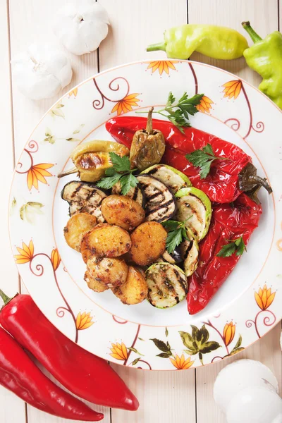 Ugn bakad potatis och grillade grönsaker — Stockfoto