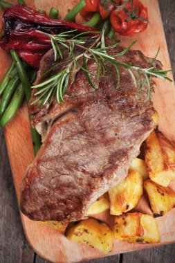 Sığır eti biftek ile kızarmış patates