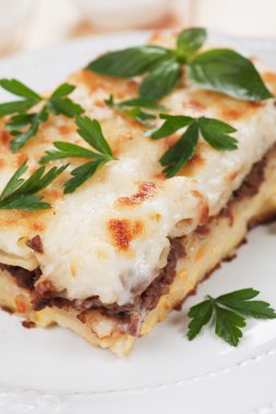Pasticcio kıyma ve Beşamel sos ile
