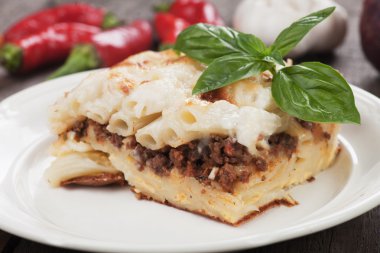 Pasticcio kıyma ve Beşamel sos ile
