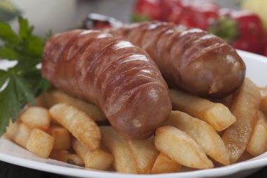 ızgara sosis ve patates kızartması