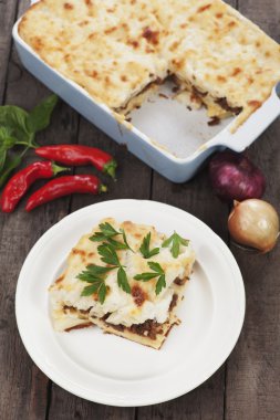Pasticcio kıyma ve Beşamel sos ile