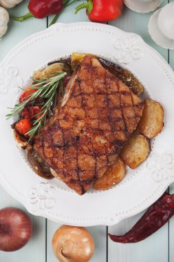 Sebze ile kavrulmuş domuz pastırması