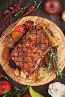 Sebze ile kavrulmuş domuz pastırması