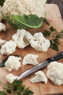 Ahşap tahta üzerinde ham karnabahar