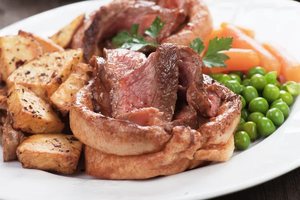 Søndagssteg med Yorkshire Pudding - Stock-foto