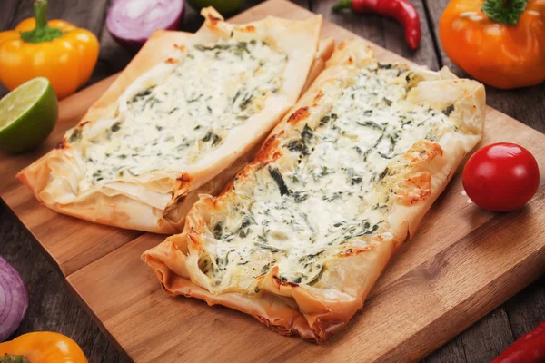 Pastelaria Phyllo recheada com queijo e espinafre — Fotografia de Stock