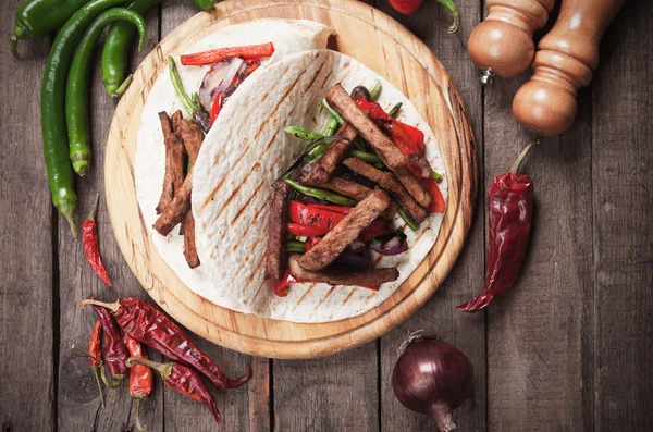Mexikanische Fajitas in Tortilla-Wrap — Stockfoto