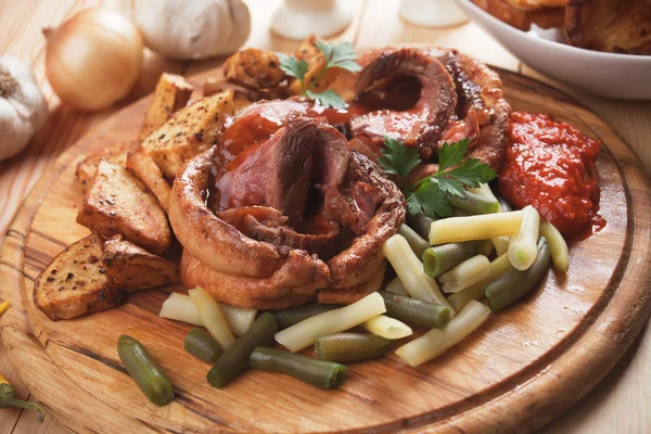 Sunday roast with yorkshire pudding — Stock Photo, Image