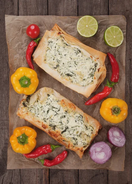 Filo těsta plněné sýrem a špenátem — Stock fotografie