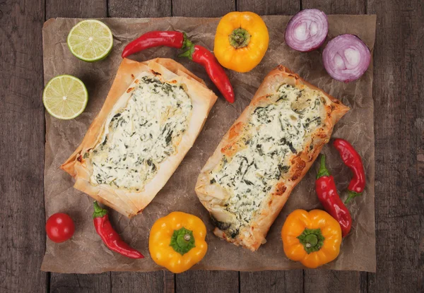 Pasta filante ripiena di formaggio e spinaci — Foto Stock