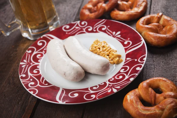 Salsiccia bianca tedesca con senape e pretzel — Foto Stock
