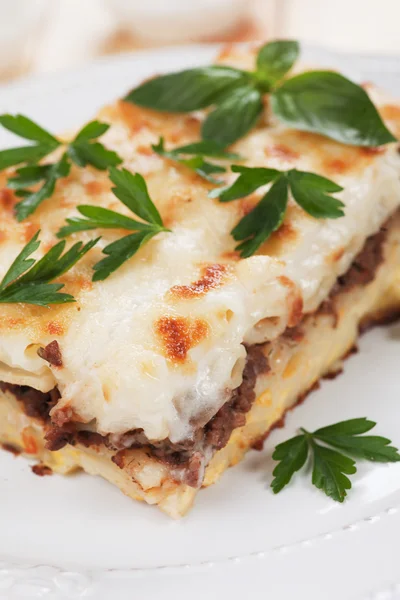 Pasticcio con carne molida y salsa de bechamel — Foto de Stock