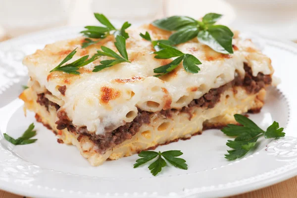 Pasticcio au bœuf haché et sauce bechamel — Photo